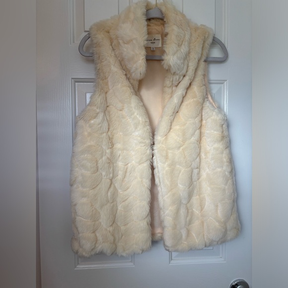 Super soft luxurious Faux Fur vest in French Vanilla size M - Picture 6 of 10